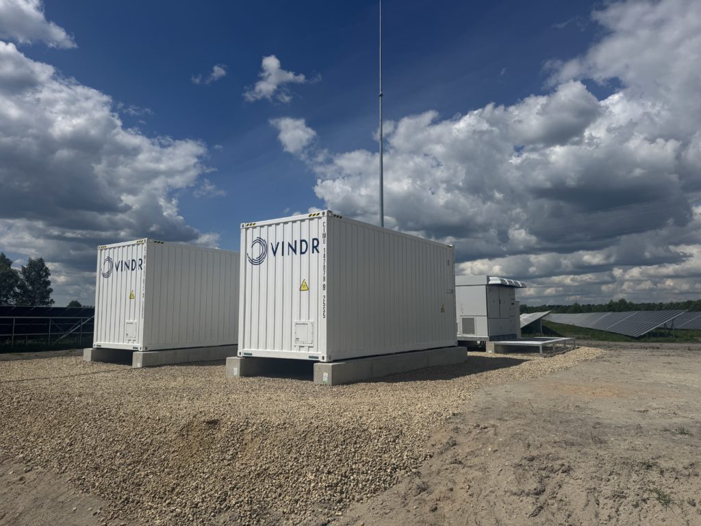 Hübriidpark Livanis: 4,32 MWp päikesepark ja 3,7 MW / 7,5 MWh BESS